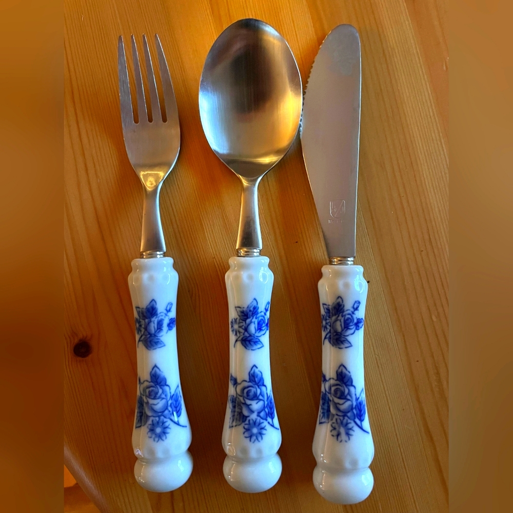 Blue Rose Porcelain Handled Vanadiu Stahl Rostfrei - Beautiful  cutlery set!